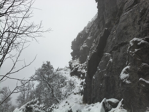 Svært bratte veggar ved fjelloverhenget.