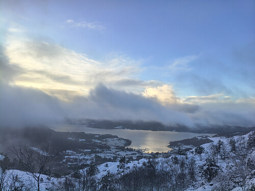 Himmelen kjem fram, og eit flott lys speglar seg i Vikevik.