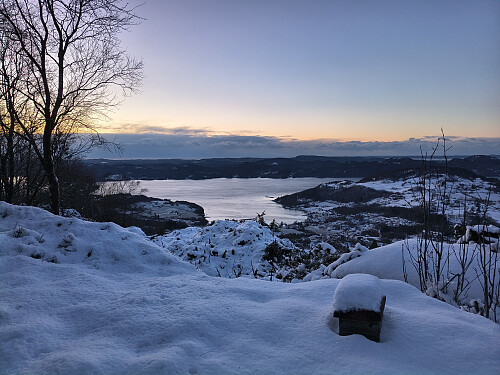 Flott skumringslys over Vikebygd.