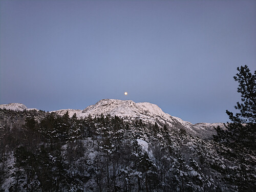 Månen skinn over Trodlafjedle.