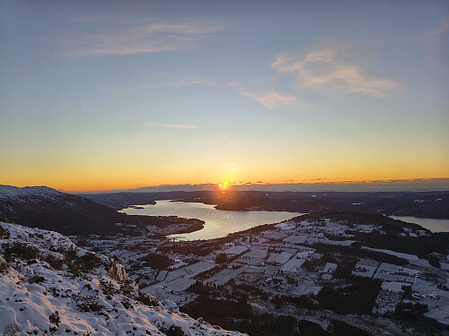 Sola senker seg ned bak skyene.