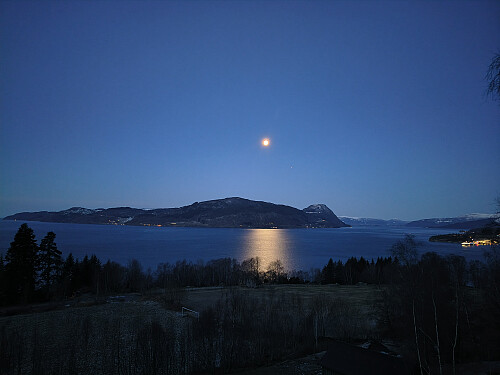 Nedom Ombo skapar månen sitt lys  ei glitrande stripa i Hjelmelandsfjorden.