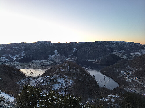 Frå Høgeknuten ser ein neste topp Hegraknuten, som atskille visuelt Steinslandsvatnet i to.