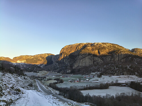 Valaheia kler seg godt i gyllent Januarlys.