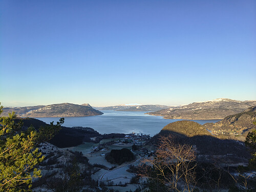 Hjelmelandsfjorden i dagslys, omkranset av Ombo og Jøsneset.  