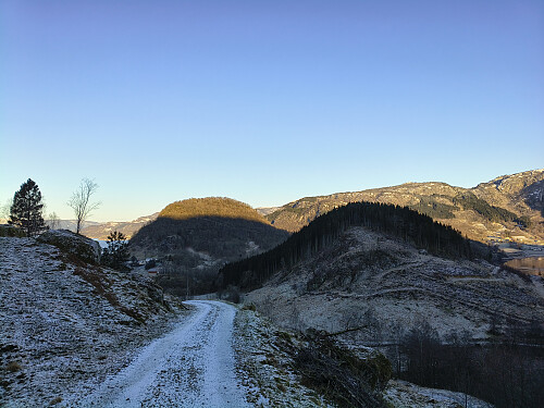 Dei resterande toppane Hjelmen og ein liten namnlaus ås.