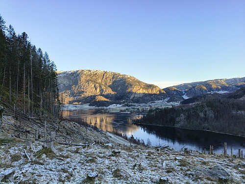 Utsyn mot Valaheia og Steinslandsvatnet, sett frå åsen.