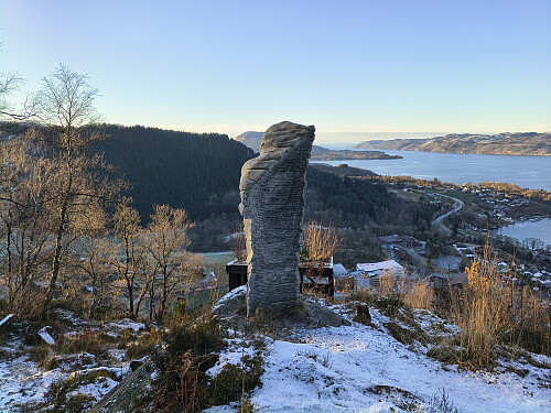 Skulpturen "Northern Winds" lagt av Santos Cavahrlo. Truleg sett frå feil sida.