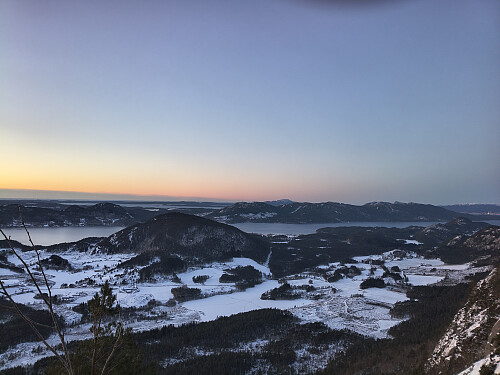 Ein ser ned mot Skartland. Den kvite flata nedom Vardåsen er Skartlandsvatnet. Bakom Ålfjorden ligg Sveio, og heilt ytterst Bømlo og Stord.