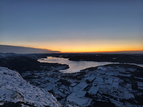 Korte dager i Januar men meir intense fargar, slik ein ser over Vikevik i bilete.
