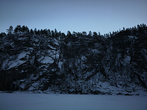 Trongaskaråsen stig opp frå Lommatjødna som ein uangripeleg mur.