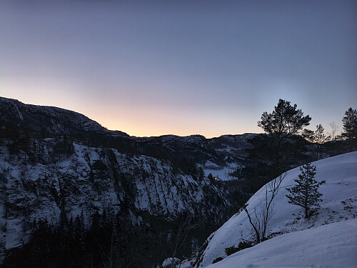 Trongaskaret skjærer kraftig gjennom terrenget, og skilljar dei to åsane frå ein anna.