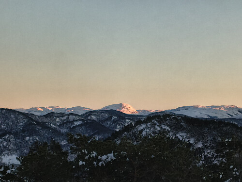 Zoom mot Napen farget rosa av dagen sine fyrste ljos.