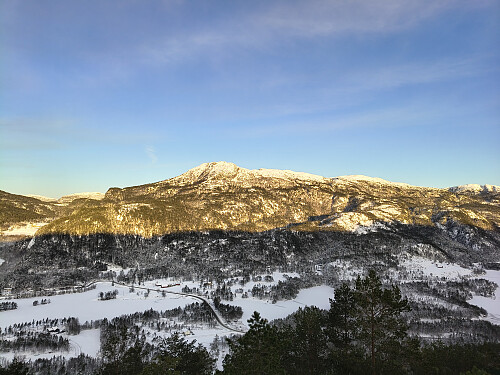 Eit nærmare blikk mot Øksnanibba og nedom Hetlandsvatnet og Nesland.