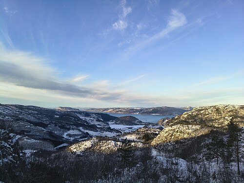 Steinslandvatnet og Hjelmen er syneleg, og i horisonten ligg Ombo.