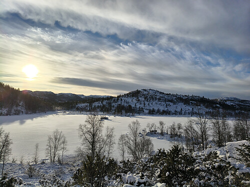 Sola skinn opp snauen på Jørmelandsvatnet.