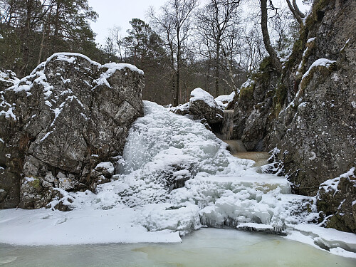 Her gjekk me opp den frosne fossen.