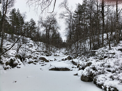 På 300m høgde etter å ha begynt på 50m. Nokså slak stigning.