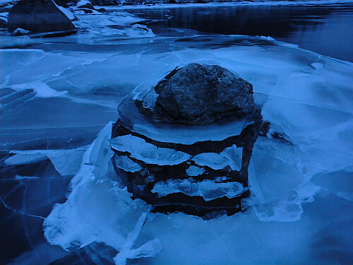 Steinen på bilete er som ein målestasjon som visar kor mykje isen i Longavatnet har søkke.