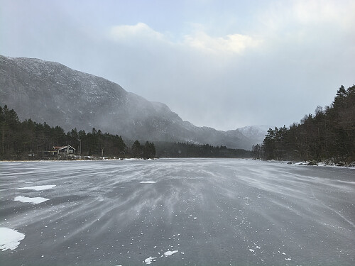 Kraftige vind som bles over Skartlandsvatnet.