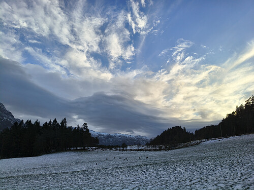 Flotte formasjoner på skyene over liå.