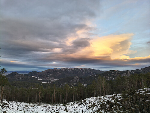 Nydelig gulfarge på skya ovanom Tillandsfjella.