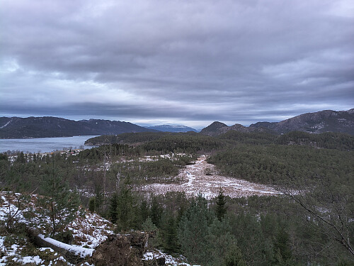 Utsyn mot myra Stemmen. Slik namnet forteljar vart myra stemd opp. Om vinteren kunne folk skeisa på myra.