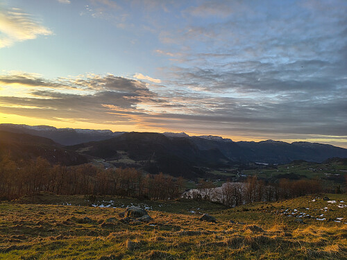 Utsyn mot Helgaknuten og bakom Reinaknuten.