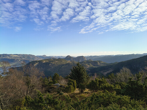 Dei to "horna" i bakgrunnen er Helgaknuten og Steinsvigfjellet.