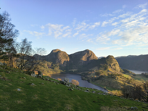 Flotte fjell bak Nessavatnet, Helgaknuten, Steinsvigfjellet og Sådå.