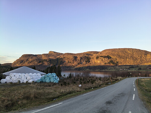 Ein time på kjedeleg asfalt og grusveg gjenstår.