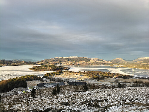 I høgda ser ein Nes og Nesøya. Bakom ligg Isvik og Sørafjella.