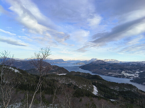 Vindafjorden sett frå Vardane. Av nutar kan ein tydelig sjå Gaupenuten, Gaupefjell, Grytenuten og Sellandsnuten.