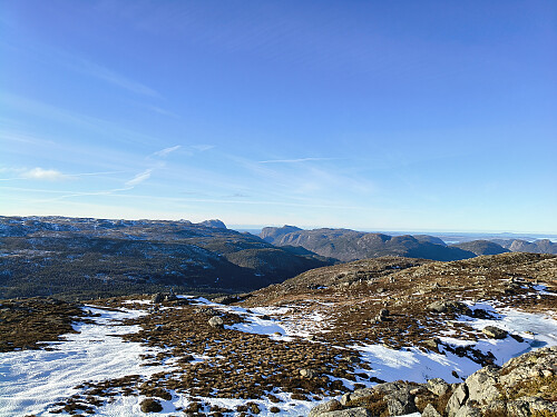 Utsikt innover mot Målandsdalen. Syneleg er og Reinaknuten og Bjørheimskjeften. 