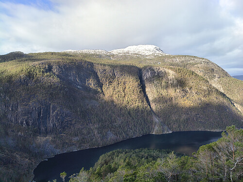 Sola skinne på Gunlanuten og Råsagjuvet.