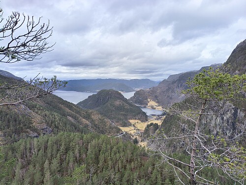 I oppstignina av Eidaåsen, ser eg tilbake mot Kilakruna.