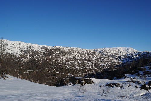 Ein kan sjå Hjortedalen og i midten Grønenuten. Ytterst ser ein Borga til venstre og Skorfestenuten til høgre.