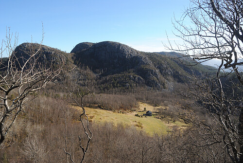 Garden Driftland, liten i forhold til Kyrkjeleidfjellet.