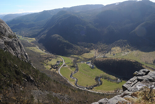 Utsyn rett ned mot Tysdal frå Skoddbraudjuvet.