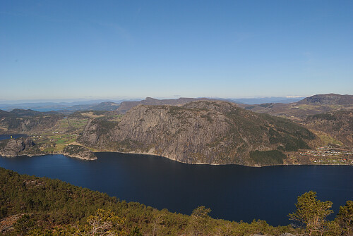 Årdalsfjorden og den blankskurte Steinsvigfjellet. 