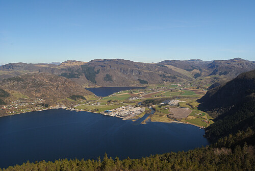 Årdal, og blant fjella i bakgrunnen, Måheia i midten og Tofjellet til høgre.