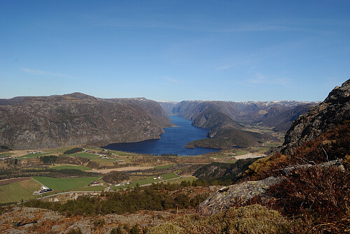 Her ser ein Tysdalsvatnet omringa av Tofjellet til Venstre og Viglesdalen til høgre.