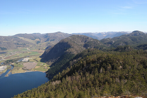 Utsyn mot Svadbergfjellet som ligg i enden på ryggen.