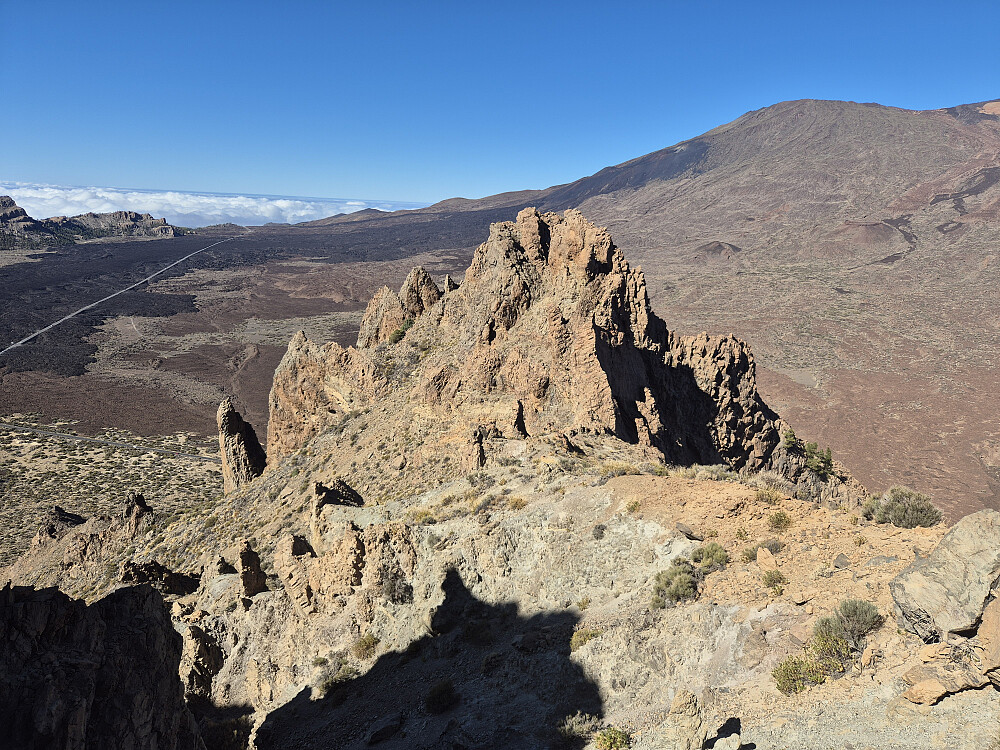 El Sombrero North sett fra syd. Jeg klyvde opp de slakere partiene på venstre side før jeg mangler 15 meter med seriøs klatring.
