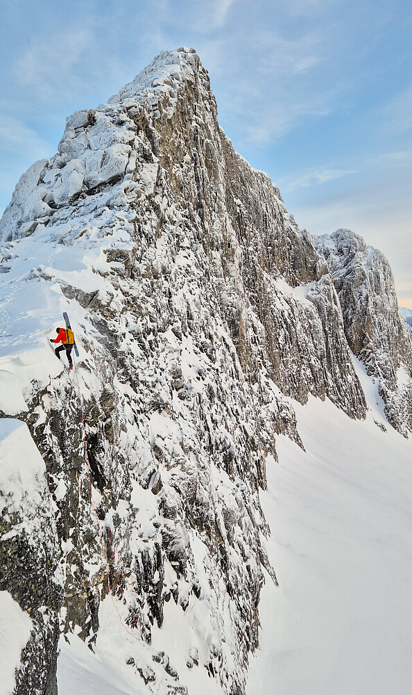 Nesset på vei ned 25 meters rappellen 