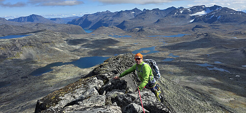 På toppen av klatringen med fantastisk utsikt mot Gjende-alpene