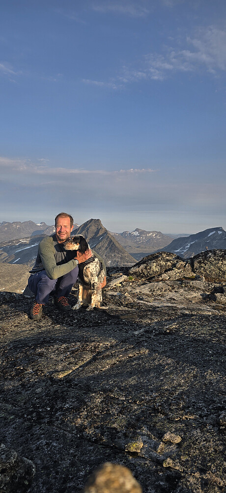 Senja og meg på toppen. Raudalseggje og Sjogholstind i bakgrunnen