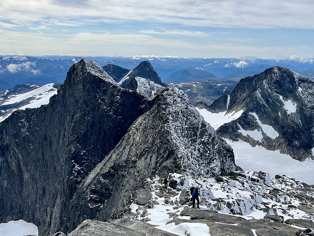 Mennesker blir små i dette landskapet; På vei opp Søre Dyrhaugstinden med Midtmaradalstinder bakenfor