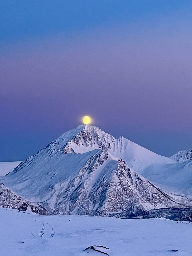 Nona bruker månen som juletrestjerne