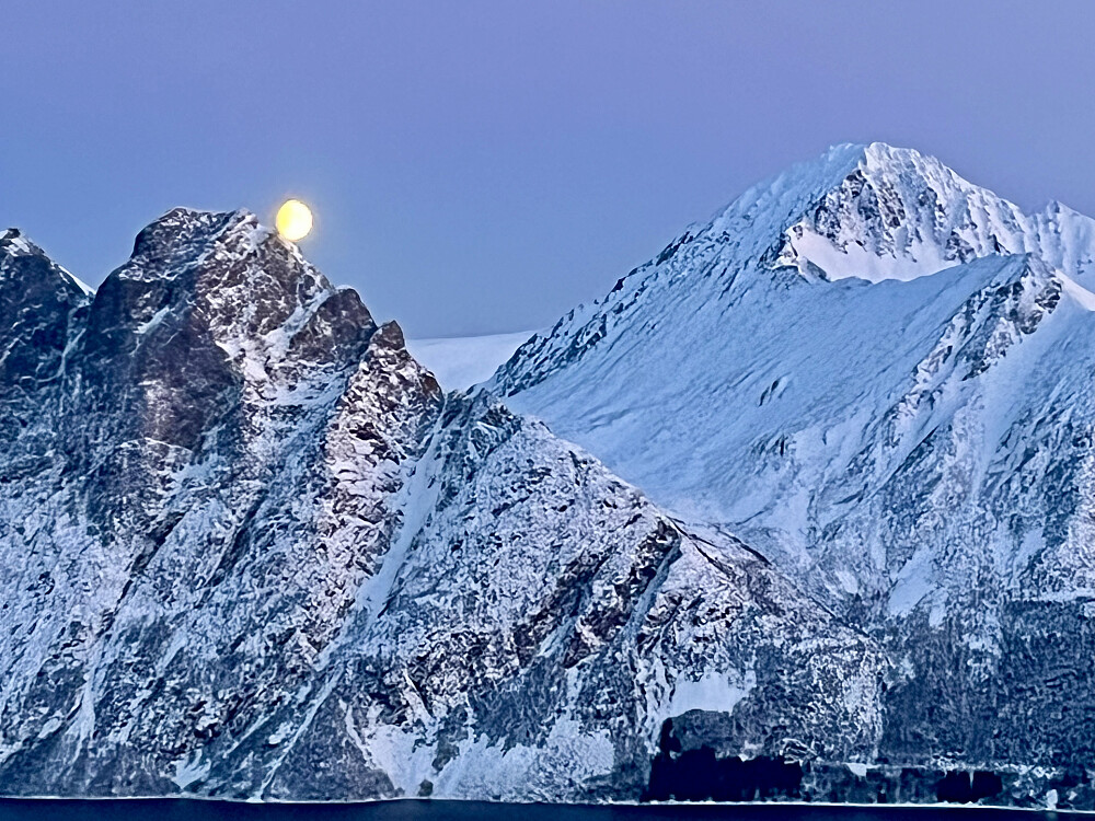 Toppen på Grytøya (t.v.) og Grytøyas høyeste topp, Nona (t.h.) i herlig nordnorsk vinterlys